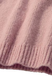 Strickpulloverstoff in Hellrosa, mit einem strukturierten Rippmuster und einer weichen, flauschigen Oberfläche sowie einem leicht gerollten Saum.