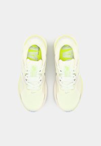 Nike Performance STRUCTURE 26 - Løpesko for vei - summit white/chrome/barely volt/sail/pure platinum/volt