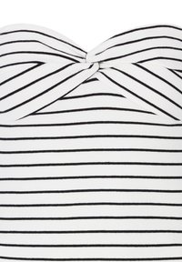 Haut bandeau à rayures noires et blanches avec un détail avant torsadé, texture de tissu côtelé doux et bords lisses.