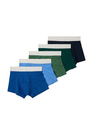 Vijf paar herenboxers in blauw, lichtblauw, olijfgroen, donkergroen en zwart met witte taillebanden, gerangschikt in een trapvormige rij.