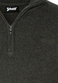 Dunkelgrauer, gerippter Pullover mit einem Viertel-Reißverschluss-Kragen. Hat ein kleines gesticktes Logo in einem helleren Farbton. Hergestellt aus weichem Strickmaterial.