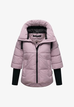 Világos rózsaszín pufi kabát magas gallérral, fekete bélésnel, rövid ujjal, cipzáros elülső résszel és márkajelzéssel a nyakrészen.