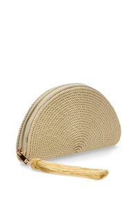 Clutch beige tejido con forma de media luna, que cuenta con una cremallera dorada y un acento de borlas. Superficie texturizada para un mejor agarre.