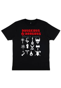 Sort bomulds T-shirt med "Dungeons & Dragons" i rød, pixeliseret tekst og forskellige hvide pixel-ikoner, der repræsenterer klasse i spillet nedenfor.