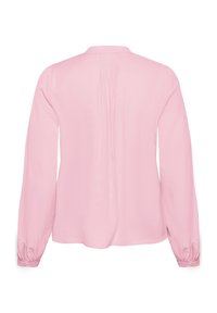 Blouse rose pâle à manches longues avec poignets froncés, encolure sans col et plis verticaux subtils au centre du dos.