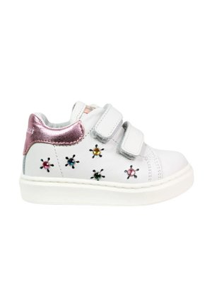 Sneaker bianca in pelle con due cinturini in velcro, tallone metallico rosa e decorazioni floreali colorate sui lati. Suola in gomma, punta rotonda.