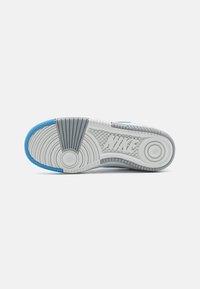 Nike Sportswear GAMMA FORCE - Tenisice - white/university blue/light smoke grey/summit white