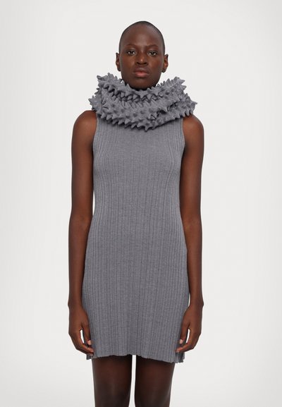 Graues, geripptes Strickkleid mit einem strukturierten, geschichteten grauen Schlaufenhals. Ärmelloses Design und knie-langer Saum. Glatter Stoff, figurbetonte Silhouette.