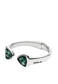 Pulsera de plata con dos piedras preciosas triangulares verdes, diseño de banda elegante y logotipo grabado "UNO de 50". Textura suave y acabado pulido.