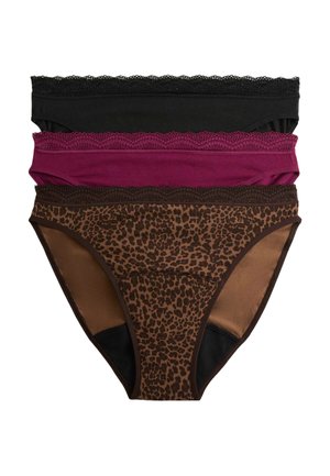 Trzy damskie majtki typu hipster z koronkową lamówką ułożone w stos, w kolorach czarnym, ciemnoróżowym i brązowym w panterkę.