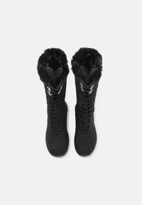 Botas de invierno negras con cordones y forro de piel sintética, que cuentan con un caño alto, tejido texturizado y ojales plateados para los cordones.