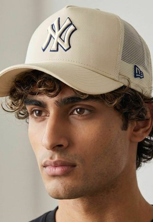 New Era, AFRAME TRUCKER   OUTLINE NEW YORK YANKEES - Gorra - beige