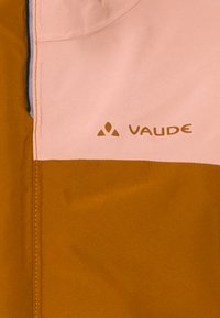 Giacca a blocchi di colore con sezioni arancioni e rosa chiaro. Materiale morbido e leggero con logo VAUDE. Dettaglio con zip al collo.