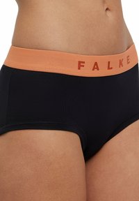Zwarte slip met een brede oranje elastische tailleband waarop "FALKE" in het rood is gedrukt. Gladde textuur en een aansluitend ontwerp voor comfort.