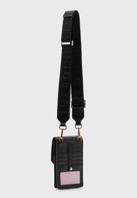 Czarna skórzana torba na ramię z teksturowanym wzorem, złotymi elementami i różową kieszonką na karty. W komplecie z czarnym paskiem na ramię.