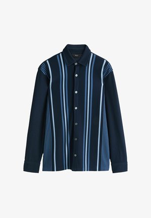 Knap-bluse i mørkeblå stof med vertikalt stribet tekstur i nuancer af blå. Klassisk krave og lange ærmer med manchetter.