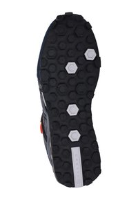 Semelle de chaussure en caoutchouc noir avec une texture hexagonale. Accents gris et une bande centrale blanche avec une marque. Design offrant une adhérence optimale.