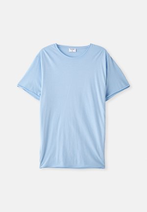 T-shirt bleu clair à manches courtes et col ras du cou, posé à plat sur un fond blanc.
