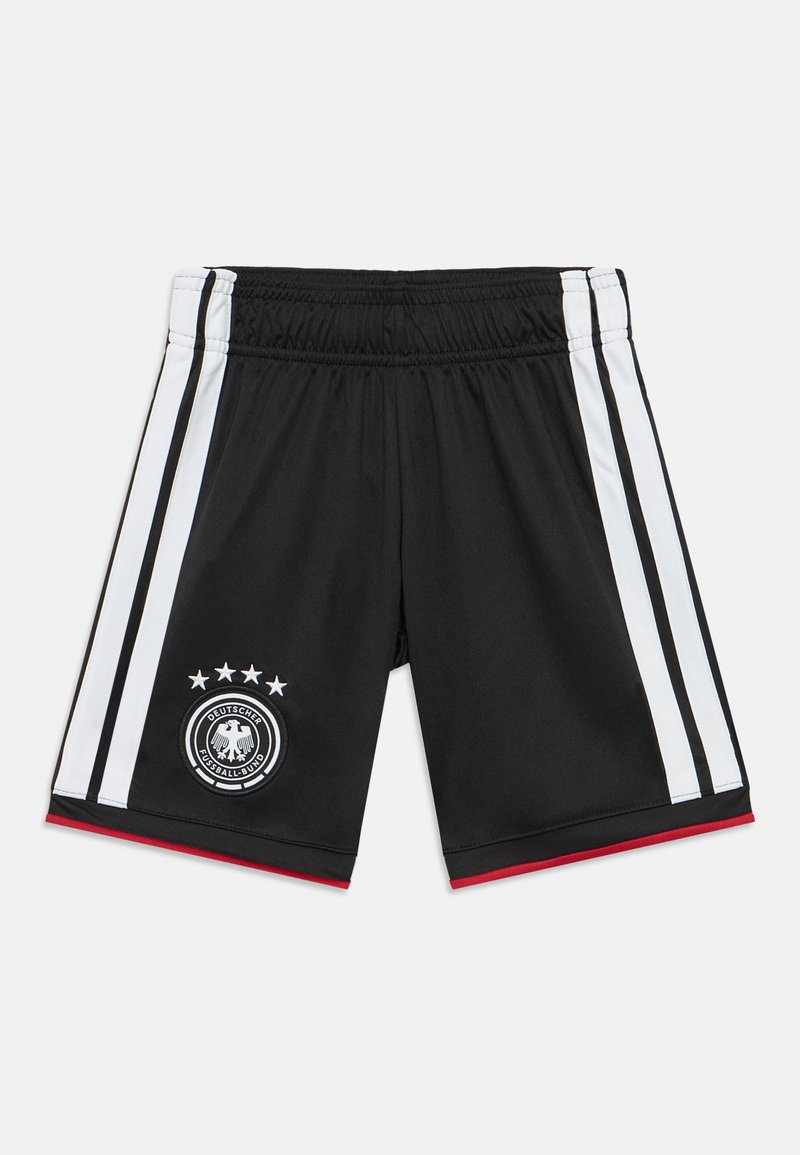 Calças de treino pretas com riscas laterais brancas, detalhes em vermelho e um emblema da federação alemã de futebol com cinco estrelas e uma águia.