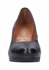 Zapato de tacón alto de charol negro con puntera redondeada, que presenta una superficie texturizada y una plantilla de gel de confort marrón.