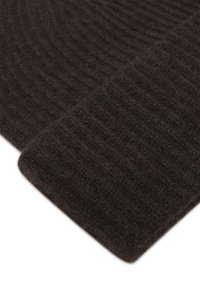 Donkerbruin geribd gebreid stof met een zachte textuur, voorzien van een gevouwen rand die de dikte en warmte van het materiaal benadrukt.