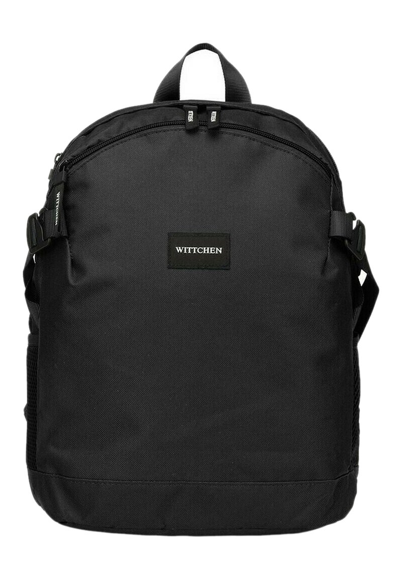 Zaino nero realizzato in tessuto resistente, con un design arrotondato, chiusura con doppio zipper e una toppa con logo sulla parte anteriore. Inclusi taschini laterali in rete.