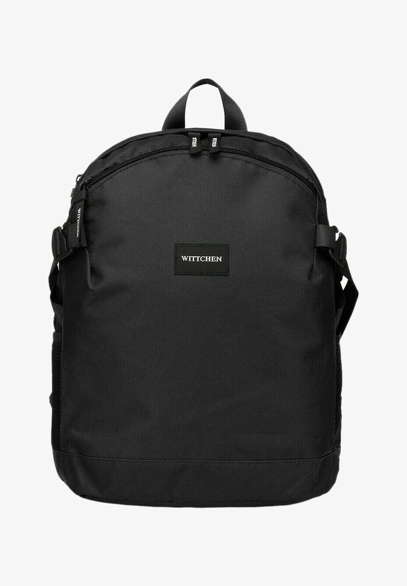 Zaino nero realizzato in tessuto resistente, con un design arrotondato, chiusura con doppio zipper e una toppa con logo sulla parte anteriore. Inclusi taschini laterali in rete.