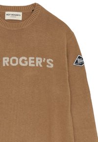 Maglione marrone lavorato a maglia con "ROGER'S" in bianco sulla parte anteriore e una toppa a forma di diamante bianco e nero sulla parte superiore della manica.