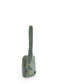Grüne Leder-Crossbody-Tasche mit einem verstellbaren Tragegurt, goldenen Beschlägen und einem Reißverschluss, mit einer glatten Textur und minimalistischem Design.