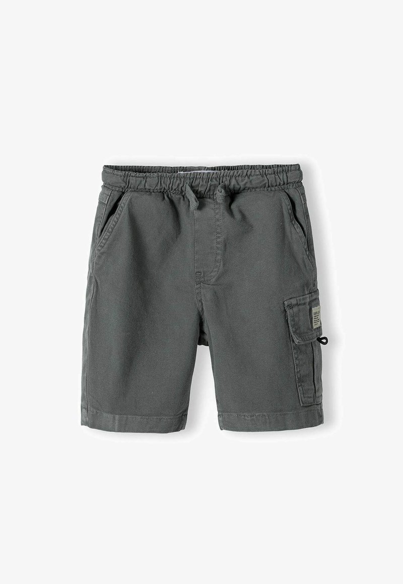 Shorts cargo gris avec une taille à cordon, poches avant et une poche latérale avec une étiquette. Fabriqués en matériau en coton durable.