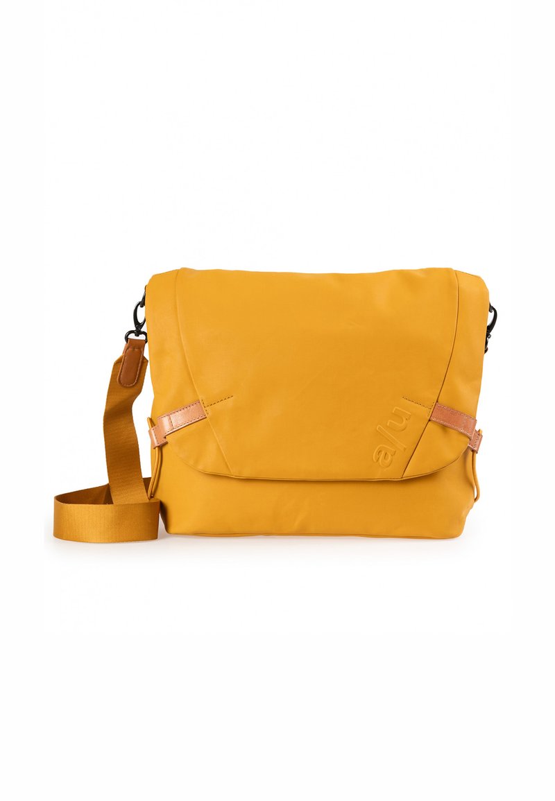 Borsa a tracolla gialla con superficie texturizzata, tracolla regolabile e dettagli in pelle rosa. Presenta una chiusura a patta e un dettaglio con il marchio.