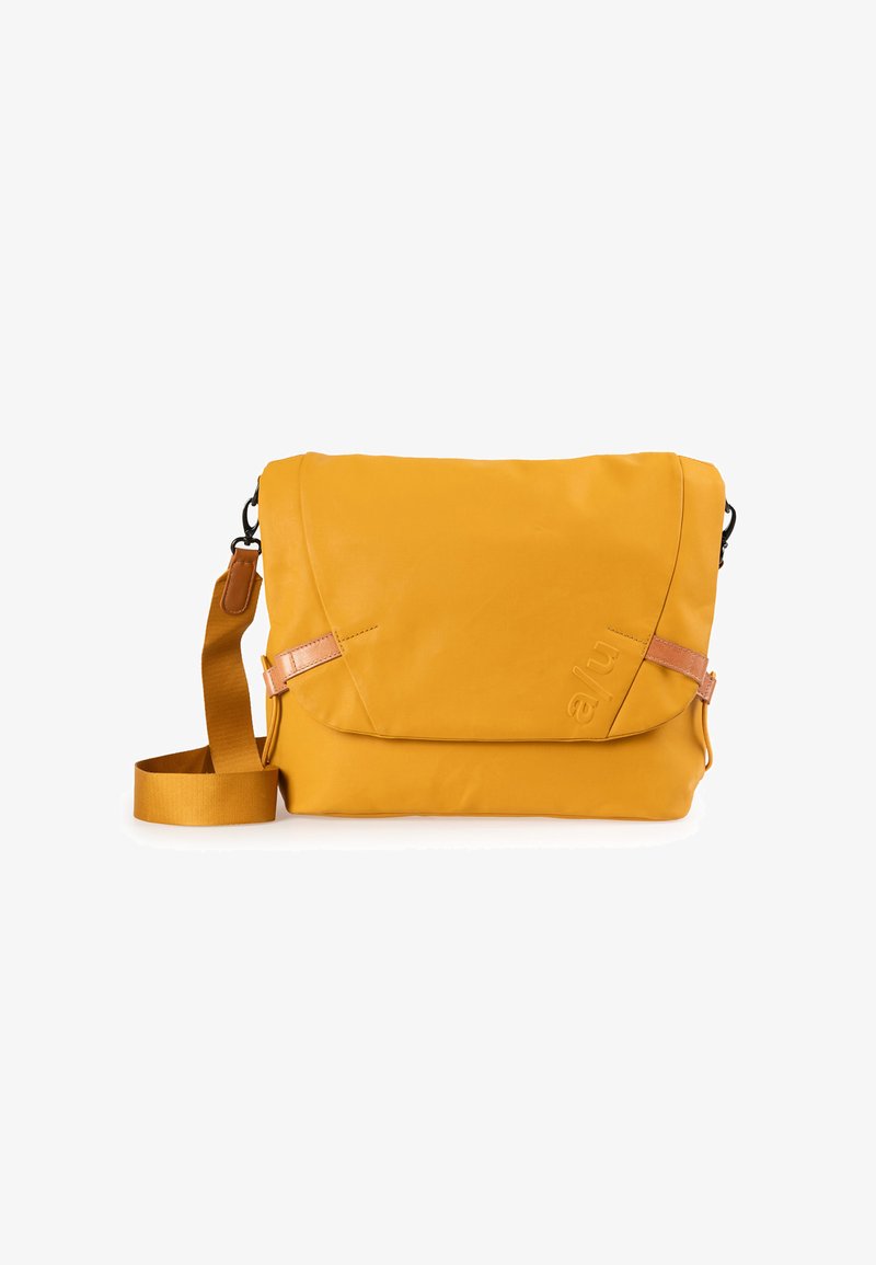 Borsa a tracolla gialla con superficie texturizzata, tracolla regolabile e dettagli in pelle rosa. Presenta una chiusura a patta e un dettaglio con il marchio.