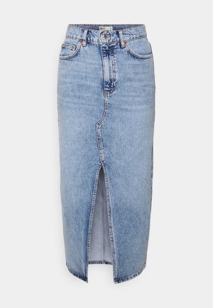 Lyseblå denim midikjol med forreste slids, bæltestropper, forlommer og knaplukning.