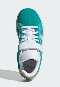 Tyrkysové tenisky s lesklým povrchem, bílé tkaničky a pásek. Mají zlatý akcent na patě a logo Disney na stélce.