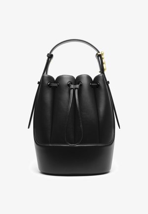 Borsa a secchiello in pelle nera con design strutturato, parte superiore arricciata, chiusura con cordoncino e manico corto. Presenta dettagli in hardware dorato.