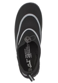 Zwarte instapschoen met een mesh ontwerp, grijze accentstiksels, elastische trekkoord en een gestructureerde zool. Maat 37 is aangegeven.