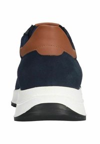 Marineblauwe suède sneaker met een bruin leren accent op de hak, witte tussenzool en zwarte buitenzool; ontworpen voor casual gebruik.