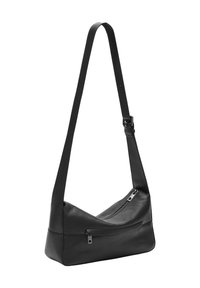 Zwarte leren schoudertas met een gebogen ontwerp, lange verstelbare schouderriem, een ritszak aan de voorkant en een gladde textuur. Ritsdetails aan de bovenkant.