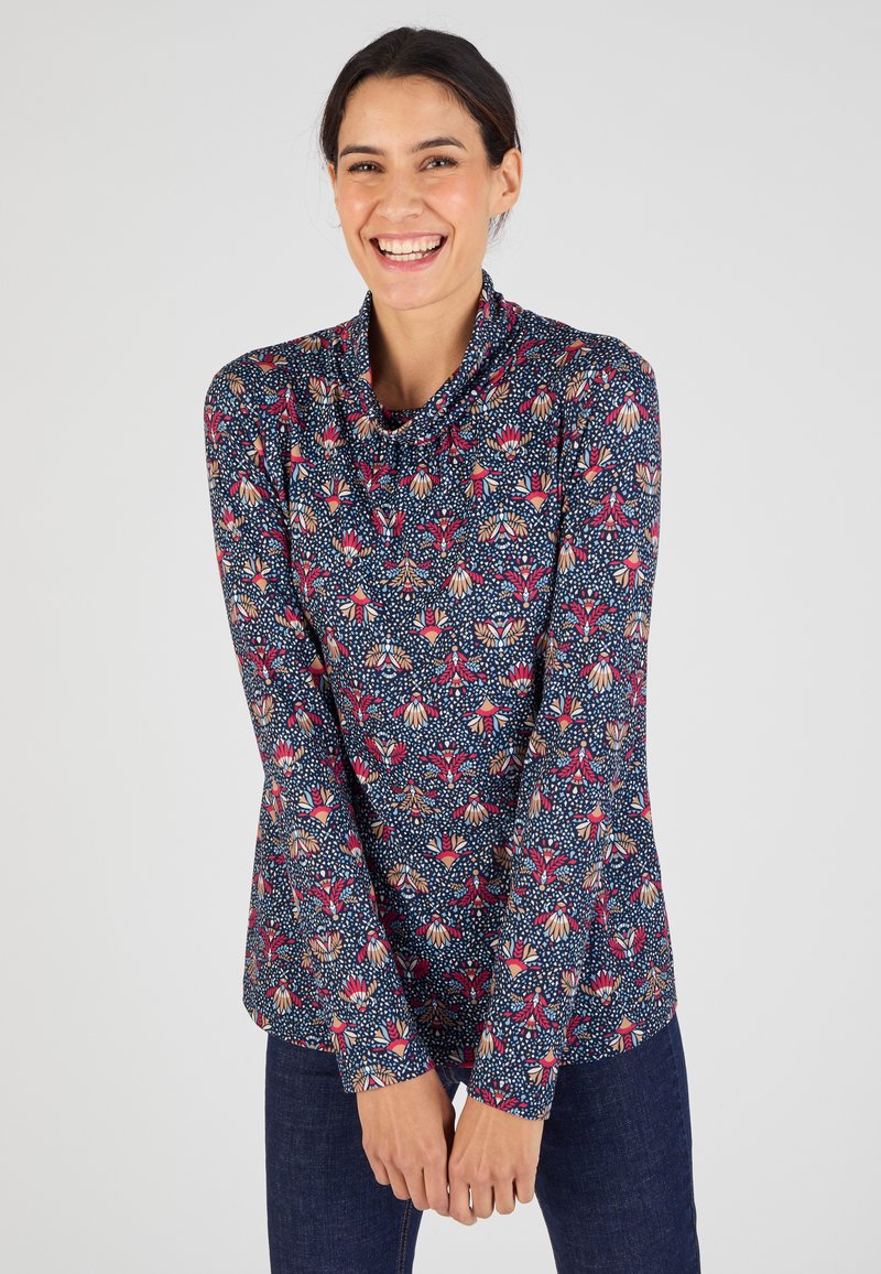 Blusa a maniche lunghe di un blu navy scuro con motivi floreali in rosso, rosa e bianco. Tessuto morbido, scollatura a barca e polsini aderenti.