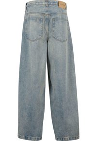 Culotte in denim chiaro con vestibilità ampia, caratterizzati da una vita alta, tasche anteriori e due tasche posteriori. Il tessuto ha una consistenza morbida.