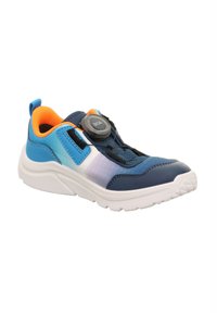 Niebieski i granatowy but sportowy z systemem sznurowania BOA, siateczkową górną częścią i kontrastowymi pomarańczowymi akcentami, z wyraźną białą podeszwą.