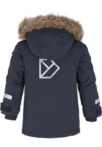 Veste bleu marine avec une capuche en fausse fourrure, logo réfléchissant et accents, poignets côtelés et fermetures Velcro sur les manches.