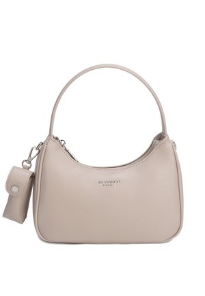 Beige leren handtas met gebogen bovenhandvat, zilverkleurige rits, merklogo "DIANA&CO FIRENZE" en een afneembaar klein tasje aan de zijkant.