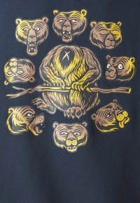 Maglietta grafica con uno sfondo blu scuro che presenta diverse illustrazioni di orsi in giallo e marrone, raffiguranti varie espressioni di orso attorno a un orso centrale.