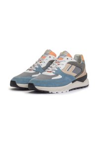 Herren-Sneaker aus einer Kombination von Wildleder und Mesh in Blau, Grau und Beige, mit einem strukturierten orangefarbenen Akzent und einer schwarzen Gummisohle.