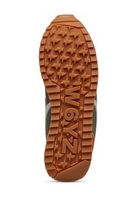 Suola della scarpa con una suola in gomma arancione e testurizzata, con motivi a stella; parte superiore grigia e oliva con accenti bianchi. Marchio W6YZ visibile.