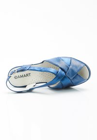 Sandalini da donna blu con design a punta aperta, materiali in rete testurizzata e pelle liscia, cinturino regolabile e soletta imbottita con perforazioni.