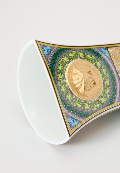 Vaso com interior branco brilhante e exterior ornamentado com detalhes em ouro, padrões intrincados em verde, roxo e azul, e um medalhão central.