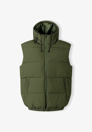 Gilet sans manches en olive, design matelassé, col montant avec cordons réglables, fermeture éclair sur le devant, poches latérales, ourlet élastique.