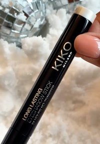 Svart KIKO Milano langvarig øyenskyggestift med hvit vridelokk og sølvtekst, for 24-timers formula uten overføring.